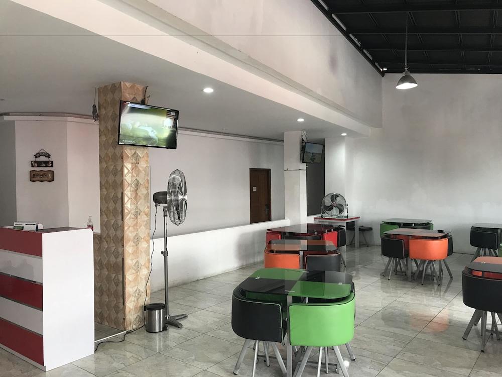Oyo 1825 Marcopolo Homestay Pekanbaru Ngoại thất bức ảnh
